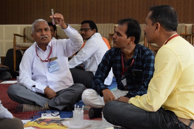 The solution changes its color after 29 drops of NaOH.